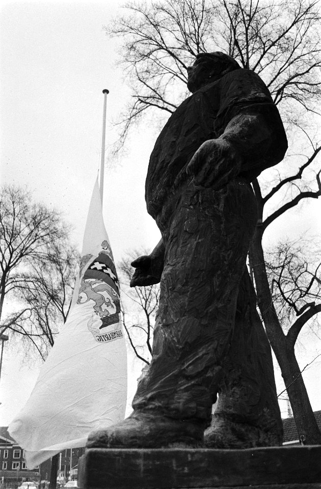 Herdenking Februaristaking, Amsterdam Amsterdamse vlag bij Dokwerker, overzicht, Bestanddeelnr 924-3036