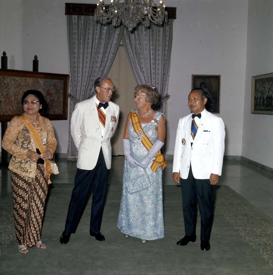 Het koninklijk paar met president en mevrouw Soeharto voorafgaand aan het staats, Bestanddeelnr 254-9015