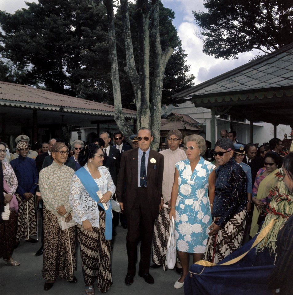 Het koninklijk paar in Jogyakarta met sultan Hamenkoe Boewono IX. Links mevrouw , Bestanddeelnr 254-9031