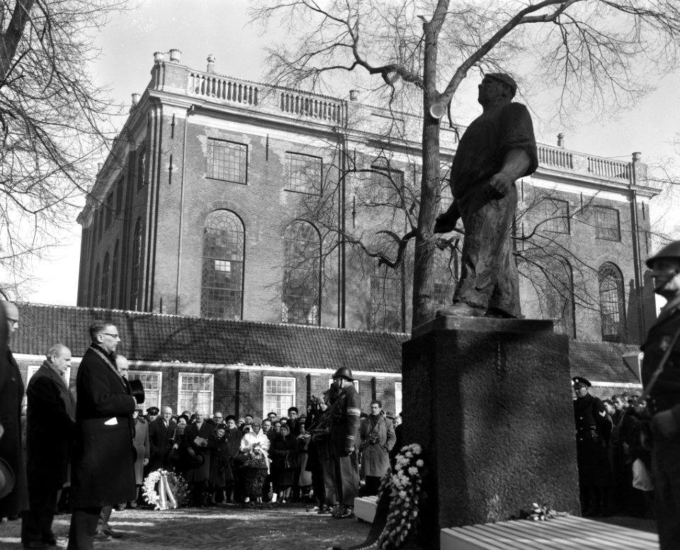 Herdenking februaristaking 1941. Burgemeester mr. G. van Hall legt een krans bij, Bestanddeelnr 914-8650