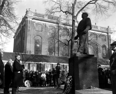 Herdenking februaristaking 1941. Burgemeester mr. G. van Hall legt een krans bij, Bestanddeelnr 914-8650