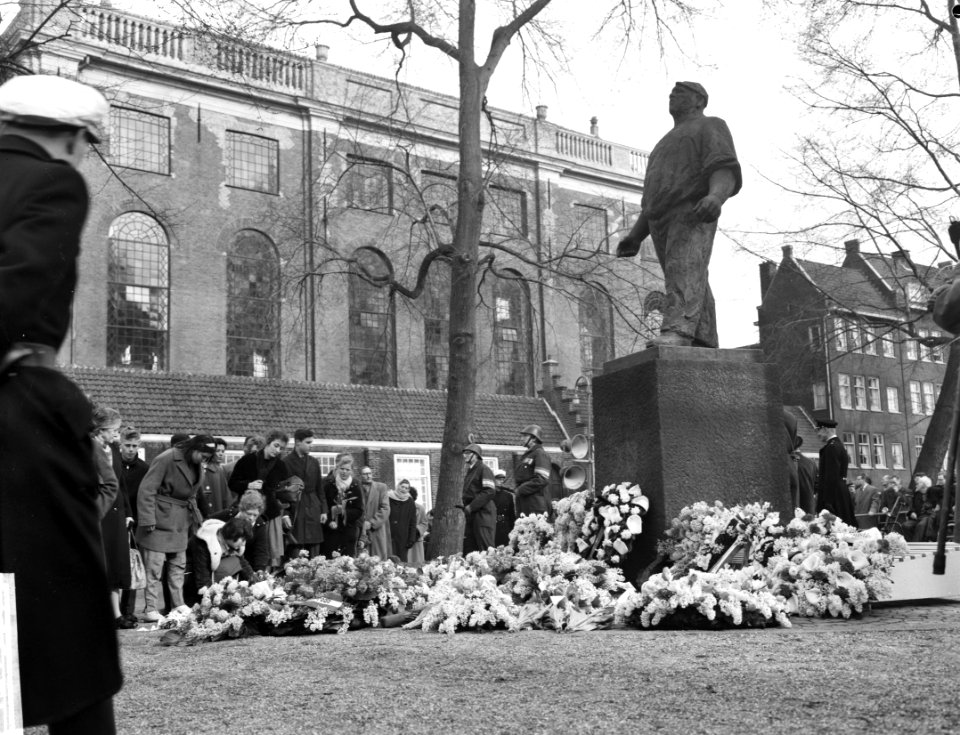 Herdenking februaristaking, kranslegging, Bestanddeelnr 912-1397