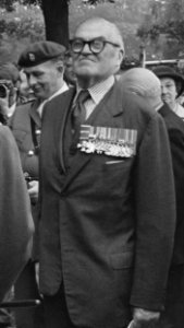 Herdenking Slag om Arnhem op Airborne begraafplaats , Oosterbeek Urquhart , Bestanddeelnr 933-0891 (cropped)