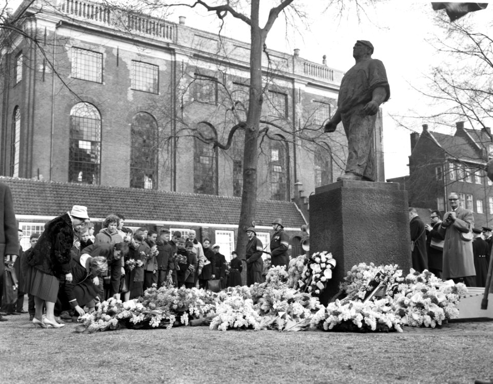 Herdenking februaristaking, kranslegging, Bestanddeelnr 912-1398