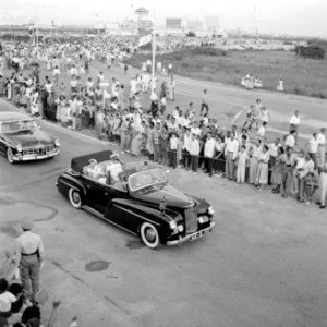 Het koninklijk paar rijdt vanaf het vliegveld naar Oranjestad op Aruba, Bestanddeelnr 252-3958