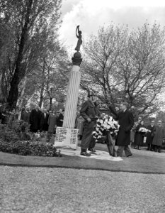 Herdenking van de gevallenen uit de tweede wereldoorlog op de Nieuwe Oosterbegra, Bestanddeelnr 910-3449