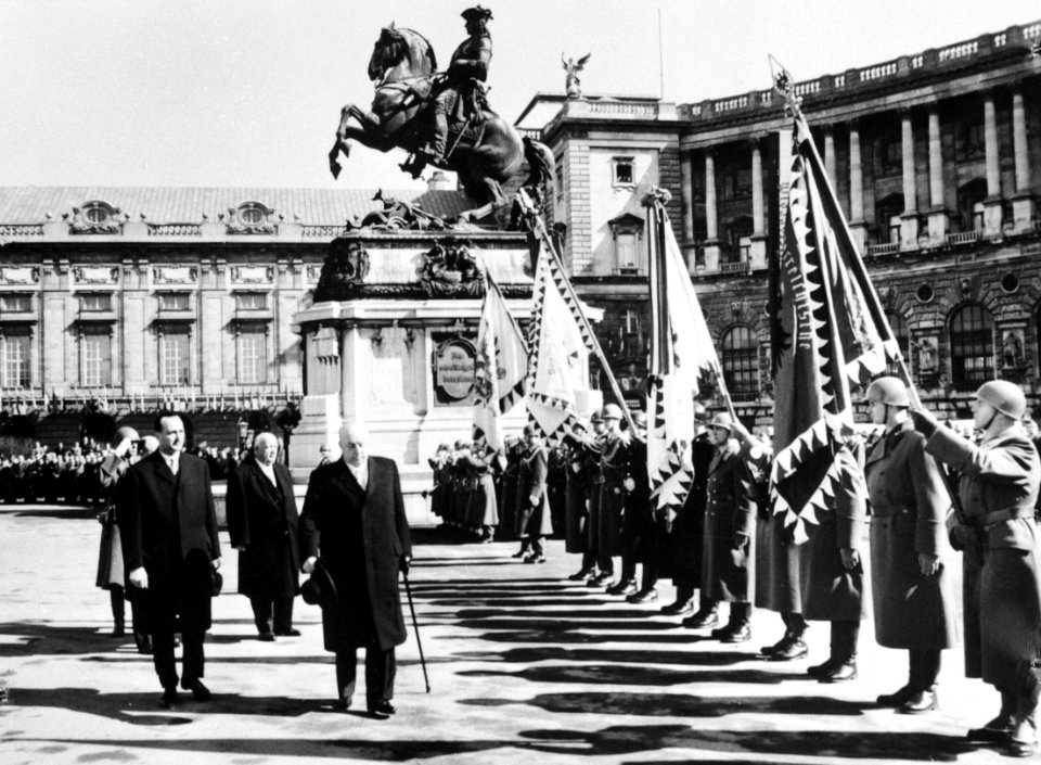 Herdenking bezetting Oostenrijk, Bestanddeelnr 914-9241 (cropped)