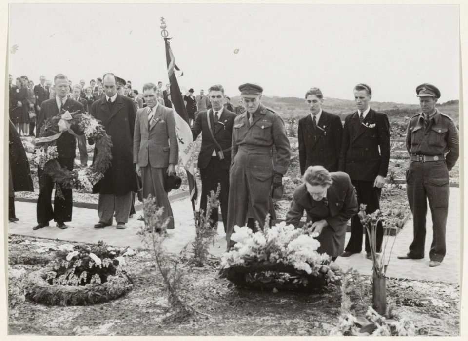 Herdenking van gefusilleerden op de Erebegraafplaats door een deputatie van de Witte Brigade uit België, NL-HlmNHA 54004769