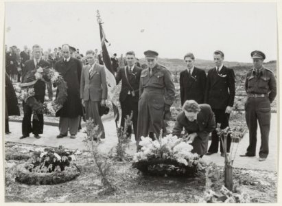 Herdenking van gefusilleerden op de Erebegraafplaats door een deputatie van de Witte Brigade uit België, NL-HlmNHA 54004769