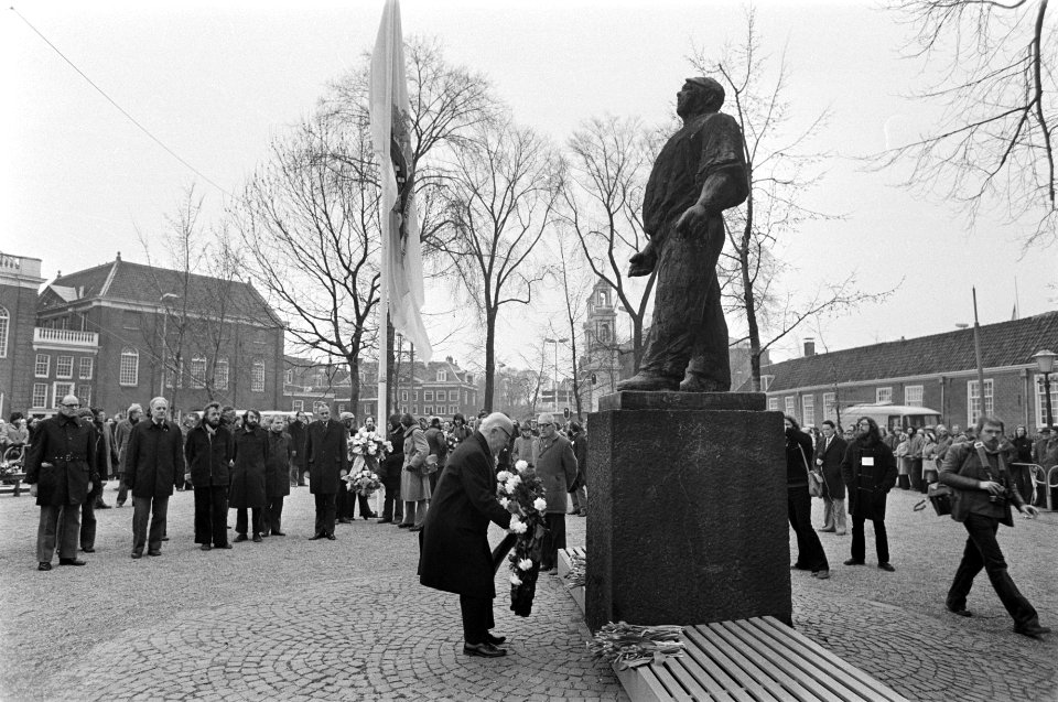 Herdenking van de Februaristaking in Amsterdam burgemeester Samkalden legt een , Bestanddeelnr 927-7756