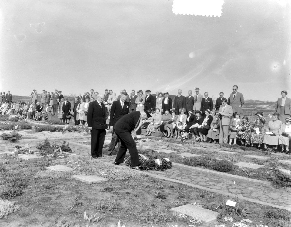Herdenking erebegraafplaats Overveen Minister Suurhoff, Bestanddeelnr 906-4562
