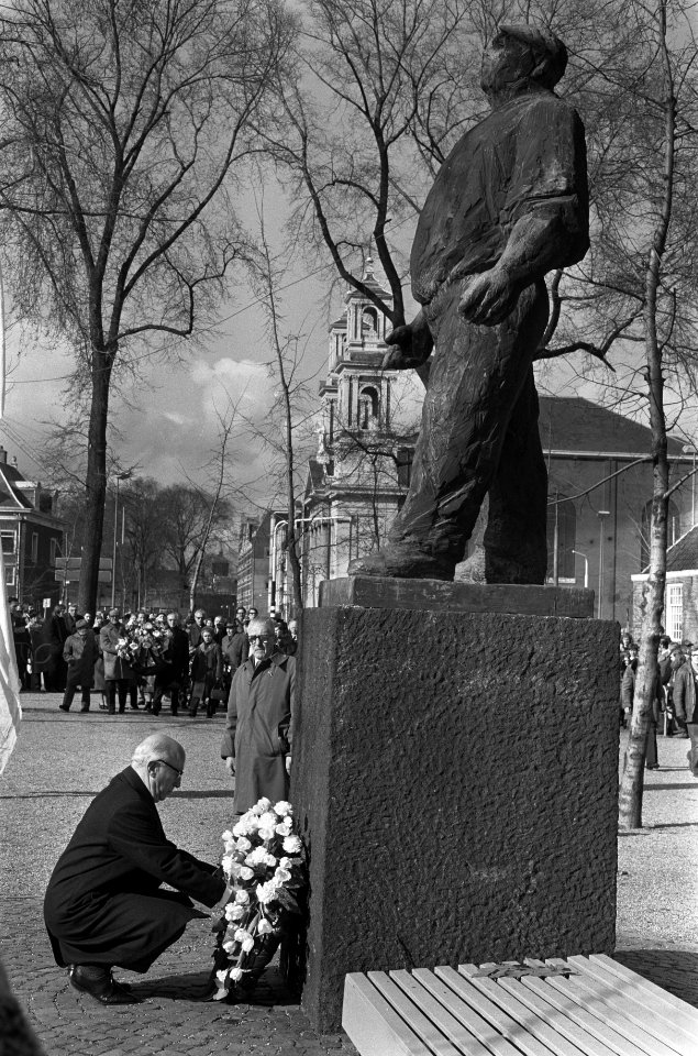 Herdenking Februaristaking bij de Dokwerker in Amsterdam, Burgemeester Samkalden, Bestanddeelnr 926-2441