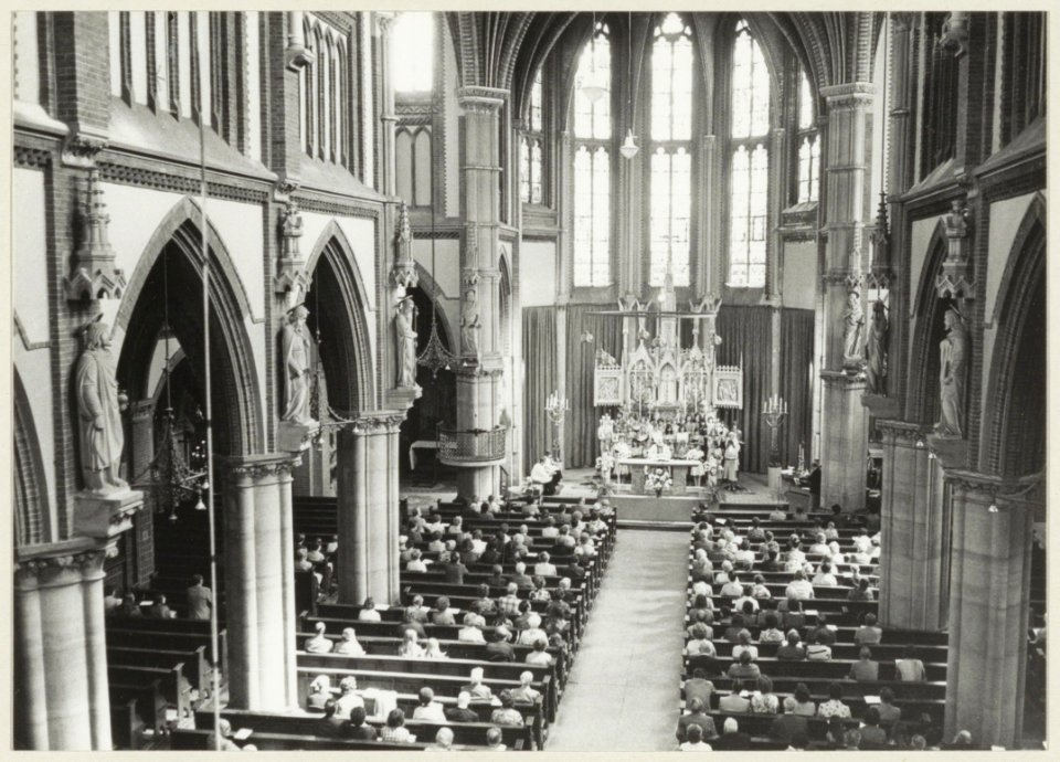 Het interieur van de Onze Lieve Vrouw van de Heilige Rozenkrans en de Heilige Dominicuskerk ofwel de Spaarnekerk tijdens de laatste in deze kerk gehouden dienst. Oriëntatie ziende naar het , NL-HlmNHA 54004826