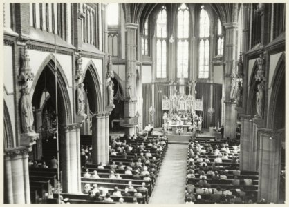 Het interieur van de Onze Lieve Vrouw van de Heilige Rozenkrans en de Heilige Dominicuskerk ofwel de Spaarnekerk tijdens de laatste in deze kerk gehouden dienst. Oriëntatie ziende naar het , NL-HlmNHA 54004826