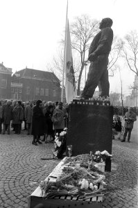 Herdenking februaristaking beeld dokwerker met bloemen, Bestanddeelnr 925-4135