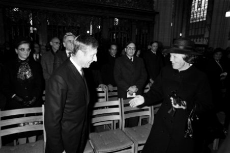 Herdenkingsdienst in Nieuwe Kerk in Amsterdam ter nagedachtenis aan slachtoffers WO-II Beatrix en Claus, Van Agt, Bestanddeelnr 931-4676