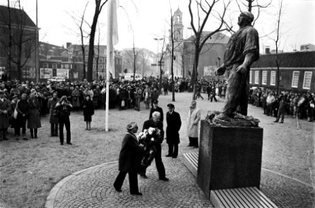 Herdenking Februaristaking bij de Dokwerker in Amsterdam. Burgemeester Polak leg, Bestanddeelnr 932-0059