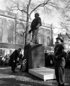 Herdenking februaristaking 1941. Burgemeester legt krans, Bestanddeelnr 914-8654
