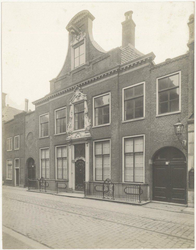 Het inmiddels gesloopte woonhuis van notaris De Booy Grote Houtstraat 99, Inventarisnummer NL-HlmNHA 12798