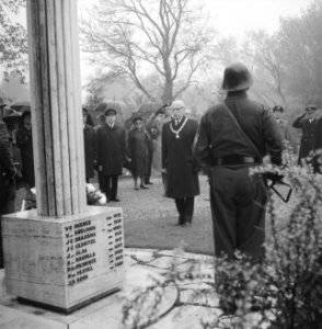Herdenkingsplechtigheid op N. O. Begraafplaats . Burgemeester Samkalden legt kra, Bestanddeelnr 921-3172