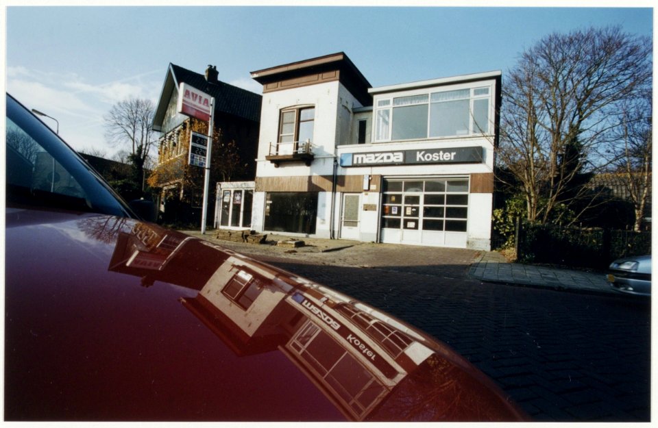 Het inmiddels gesloten garagebedrijf van Koster ( Mazda dealer) aan de Wüstelaan. NL-HlmNHA 54050213