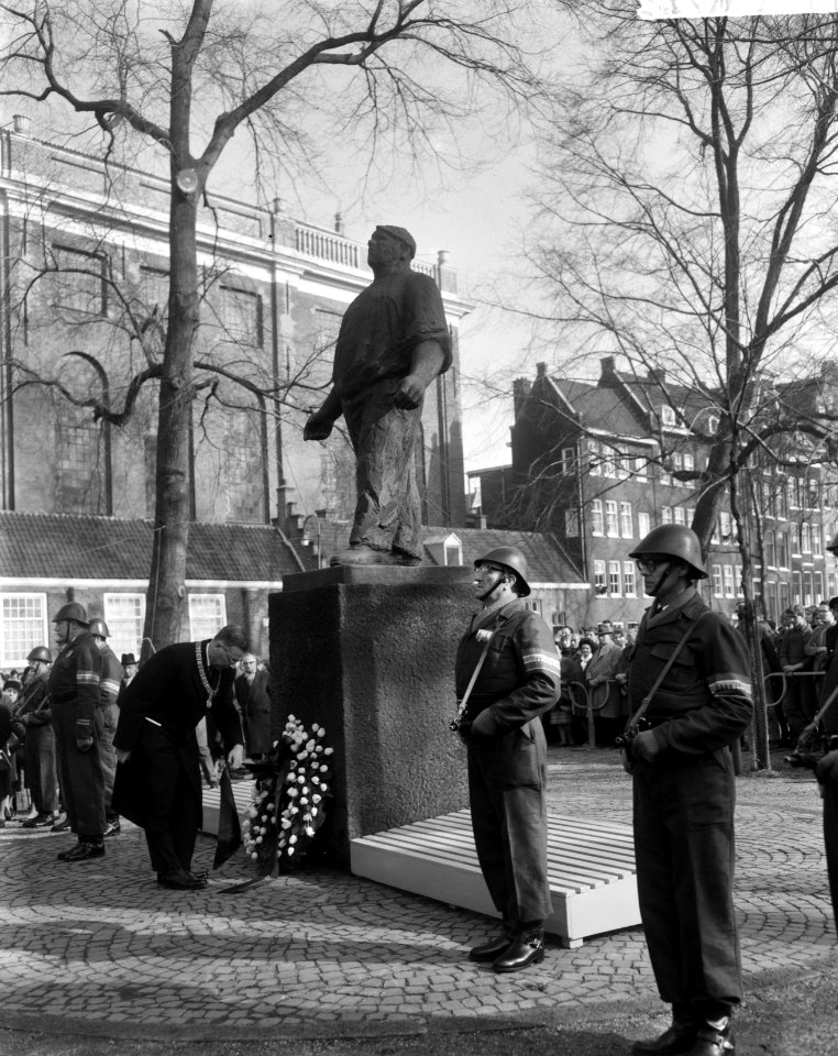 Herdenking februaristaking 1941 op Jonas Daniel Meijerplein. Na de kranslegging , Bestanddeelnr 916-0910