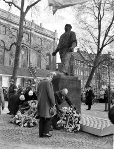 Herdenking februaristaking, kranslegging, Bestanddeelnr 912-1400