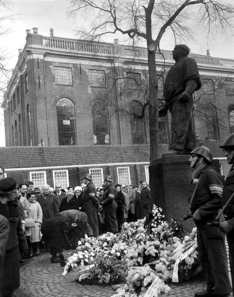 Herdenking februaristaking 1941 op Jonas Daniel Meijerplein Na de kranslegging , Bestanddeelnr 916-0909