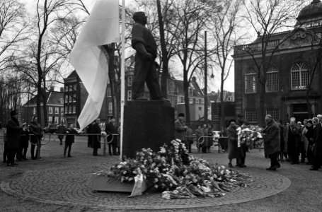 Herdenking februaristaking 1941, bloemen bij de Dokwerke J. D. Meyerplein, Bestanddeelnr 917-4719