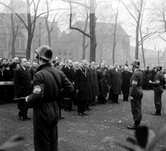 Herdenking februari-staking Amsterdam (Krans burgemeester, Bestanddeelnr 904-9839