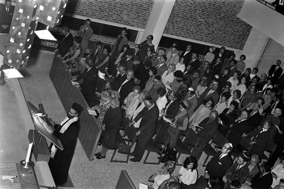 Herdenkingsdienst in synagoge van Liberaal Joodse gemeente te Amsterdam i.v.m. o, Bestanddeelnr 925-8585