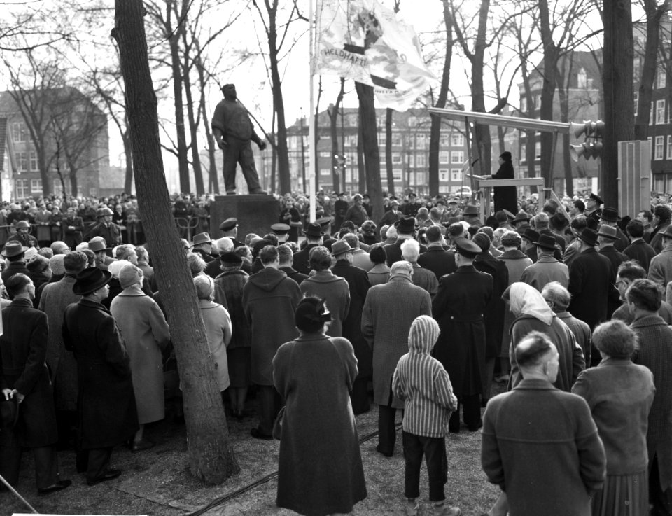 Herdenking februaristaking, kranslegging, Bestanddeelnr 912-1401