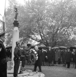 Herdenkingsplechtigheid op N. O. Begraafplaats . Burgemeester Samkalden legt kra, Bestanddeelnr 921-3170