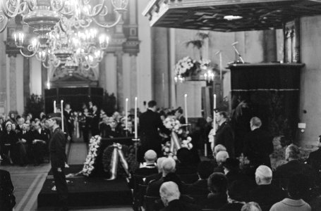 Herdenkingsplechtigheid in Westerkerk. Luitenant generaal Schapen legt krans nam, Bestanddeelnr 920-8340