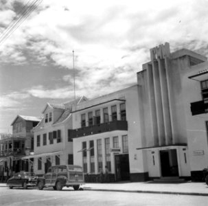 Het kantoor van de KLM (midden) in de Steenbakkerijstraat in Paramaribo, Bestanddeelnr 252-6063