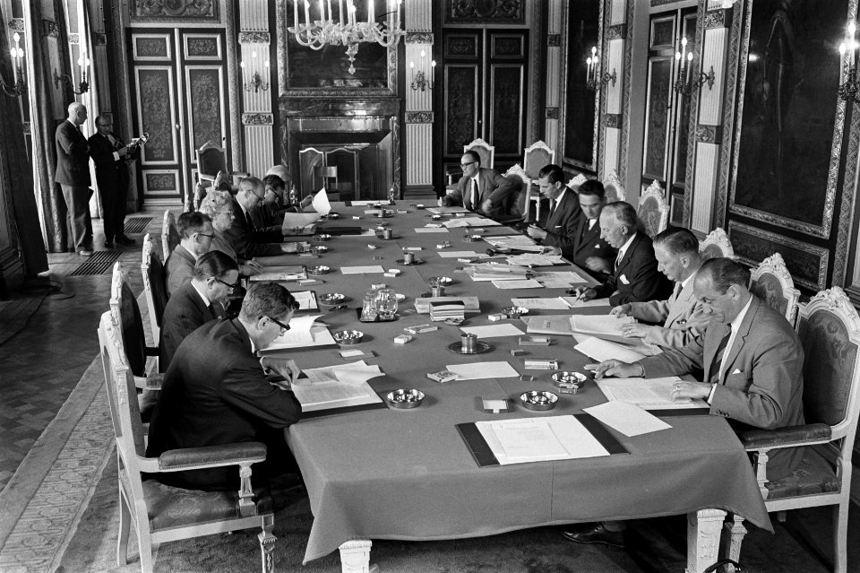 Het kabinet van Marijnen in vergadering bijeen Veldkamp, Aartsema, Bot, Schouwe, Bestanddeelnr 915-3744