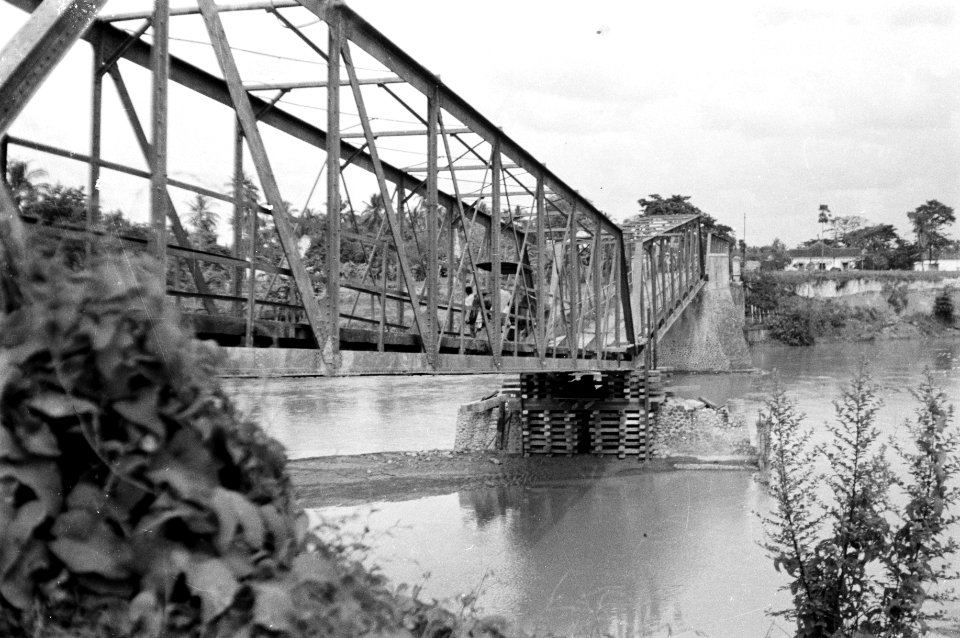 Herbouw van een verkeersbrug door de genie, Bestanddeelnr 13425
