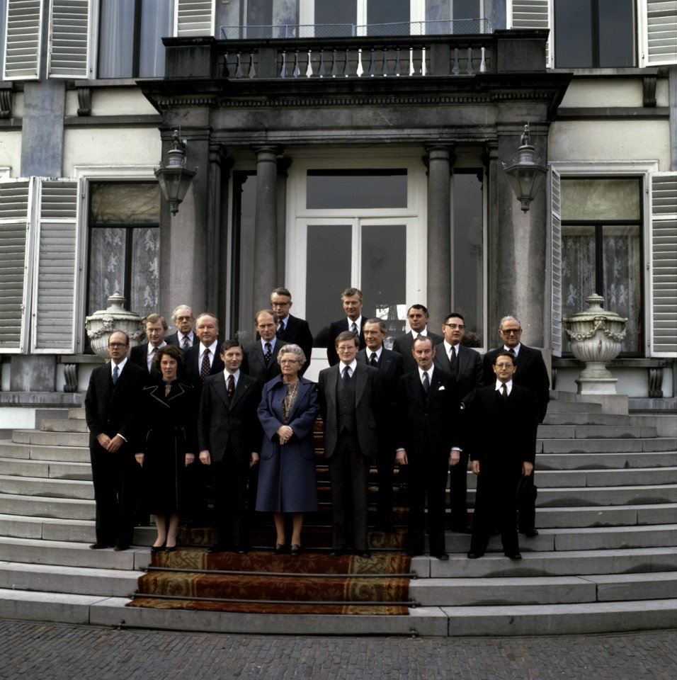 Het Kabinet Van Agt, inclusief koningin Juliana, op de trappen van Paleis Soestd, Bestanddeelnr 254-9930
