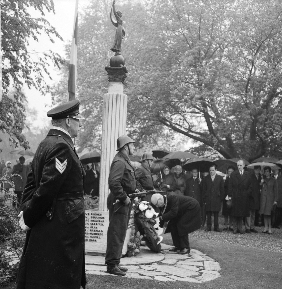 Herdenkingsplechtigheid op N. O. Begraafplaats . Burgemeester Samkalden legt kra, Bestanddeelnr 921-3171