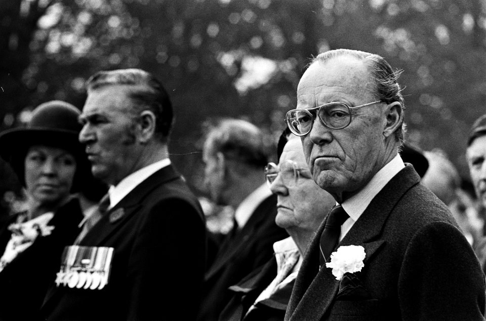 Herdenkingsplechtigheid op Canadese erebegraafplaats in Groesbeek. V.l.n.r. koni, Bestanddeelnr 930-8167