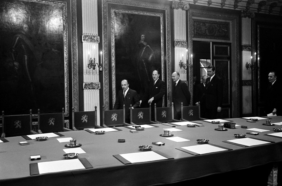 Het kabinet bijeen, rond de tafel links mr. P. L. de Haseth , dr. F. J. Einaar l, Bestanddeelnr 917-6561
