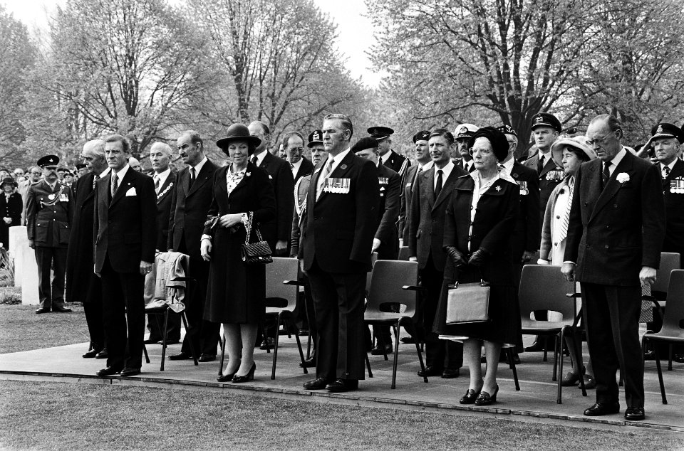 Herdenkingsplechtigheid op Canadese erebegraafplaats in Groesbeek. V.l.n.r. mini, Bestanddeelnr 930-8166
