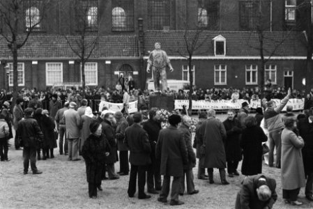 Herdenking Februaristaking bij Dokwerker bloemen leggen bij Dokwerker (vooraanz, Bestanddeelnr 932-8803