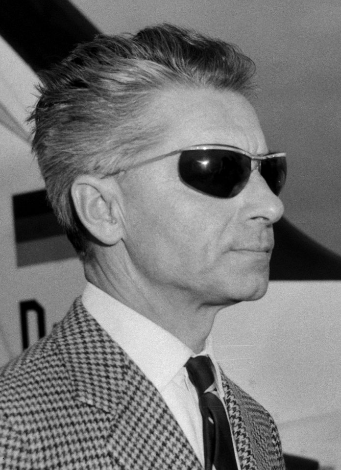 Herbert von Karajan Duitse dirigent met privetoestel op Schiphol, Bestanddeelnr 915-2940 (cropped)