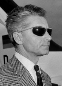 Herbert von Karajan Duitse dirigent met privetoestel op Schiphol, Bestanddeelnr 915-2940 (cropped)