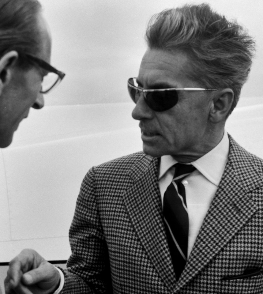 Herbert von Karajan Duitse dirigent met privetoestel op Schiphol, Bestanddeelnr 915-2942 (cropped)