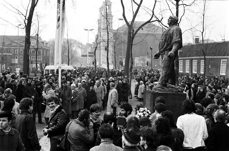 Herdenking van de Februaristaking bij de Dokwerker in Amsterdam. Mensen leggen b, Bestanddeelnr 932-0063