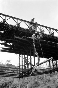 Herbouw van een verkeersbrug door de genie, Bestanddeelnr 13426
