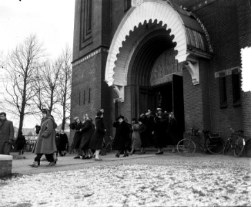Herdenkingszondag kerkgang Halsteren in sneeuw, Bestanddeelnr 905-5332