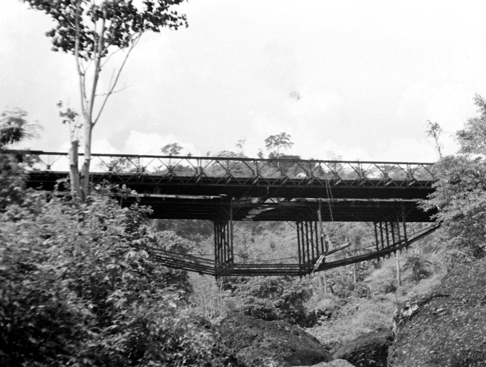 Herbouw van een verkeersbrug door de genie, Bestanddeelnr 13424